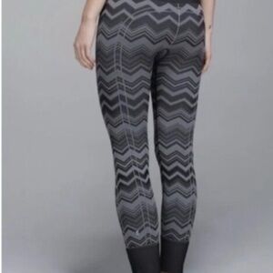 Lululemon Ebb to Flow Women's Gray Chevron Active 7/8 length Leggings size 8